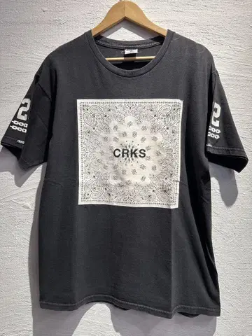 CRKS 반다나 패턴 티셔츠 블랙 02