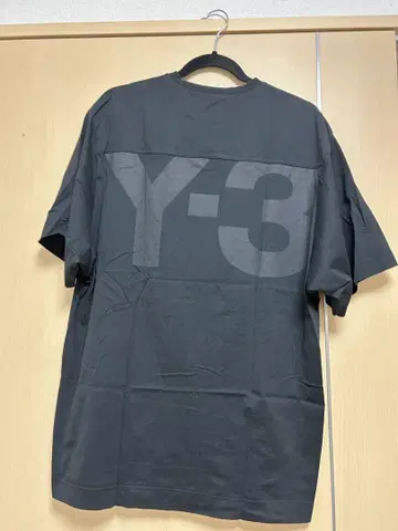 Y-3 블랙 티셔츠 로고 프린트
