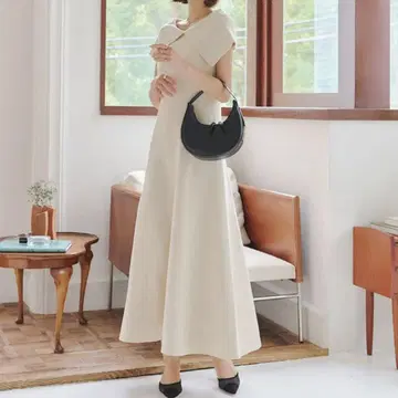 [고베 레터스] 핏 앤 플레어 오프숄더 니트 원피스 에크루
