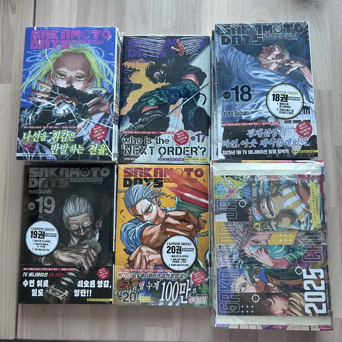 SAKAMOTO DAYS 1〜21 Sakamoto days vol 21 and manga display shelf : r/SakamotoDays
