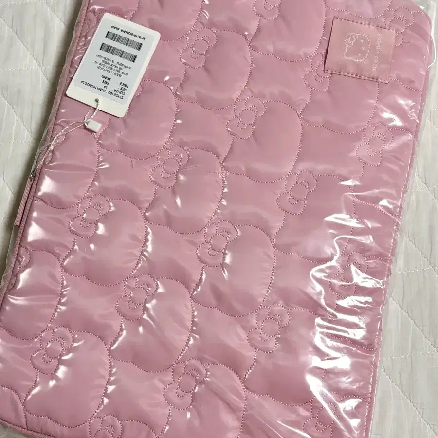 HIGH CHEEKS☆Hello Kitty Padded Notebook Pouch 15インチ HIGH CHEEKS☆Hello Kitty Padded Notebook Pouch 15インチ