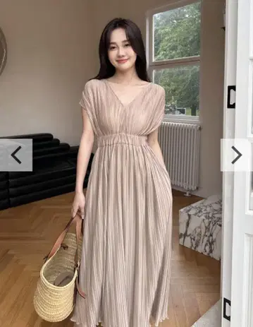 새상품급 MARILYN PLEATS DRESS 베이지 S