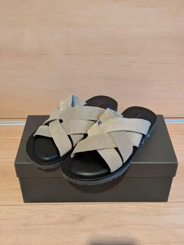 The Sandals Factory 베이지 크로스 스트랩 샌들