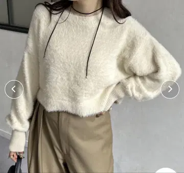 Thevon 소매 끝 리브 숏 샤기 니트 아이보리