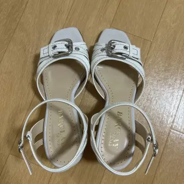 BARCLAY 화이트 앵클 스트랩 샌들