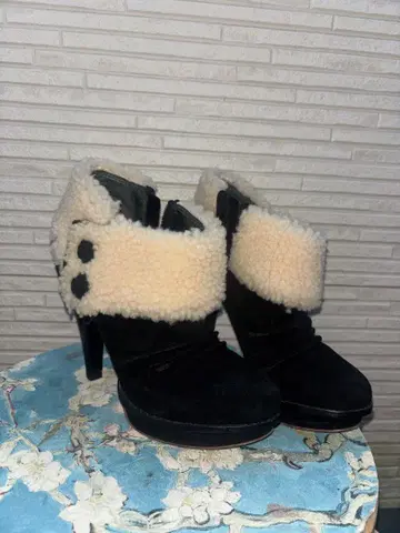 블랙 스웨이드 퍼가 달린 하이 힐 부츠
