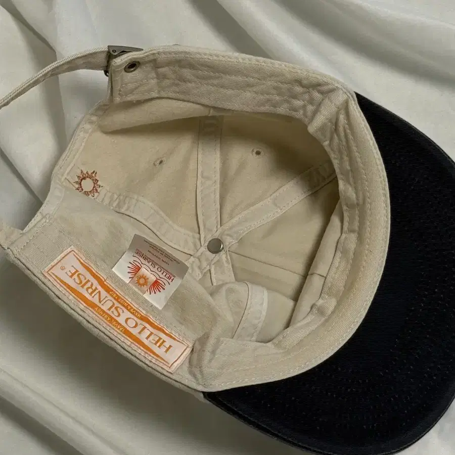 【HELLO SUNRISE】 90s Logo 6Panel Cap /追跡付 90s Logo 6Panel Cap_Beige&Navy - Hello Sunrise