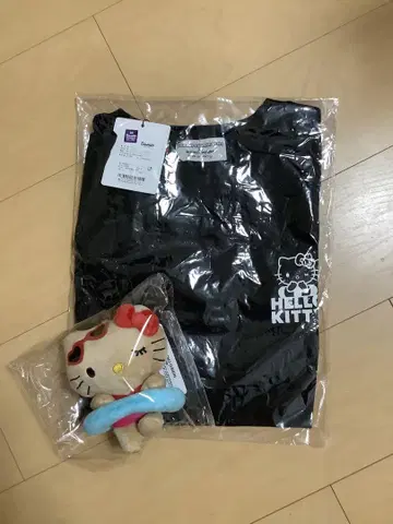 로데오 크라운 산리오 콜라보 새상품 키티 티셔츠 & 마스코트 홀더