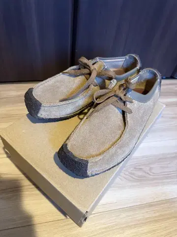 새상품급 박스 포함 Clarks 베이지 나탈리 스웨이드 모카신 UK6