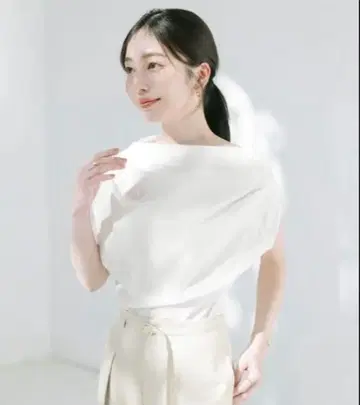 Urs 유어즈 화이트 드레이프 슬리브리스 셔츠 S 사이즈 택 포함