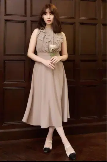 Modern Classic Sleeveless Dress 코지마 요나