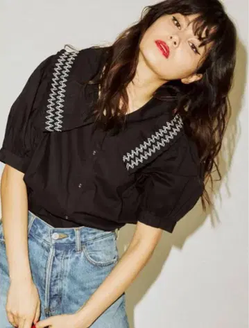 블랙 자수 옷깃 반팔 셔츠