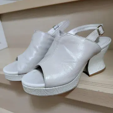히메코 엠보 힐 샌들