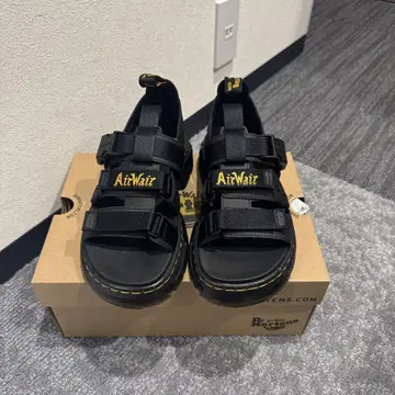 Dr. Martens 샌들