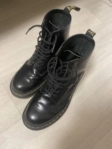 Dr. Martens 8홀