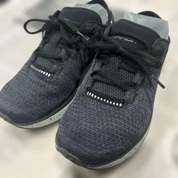 언더아머 여성용 러닝 스니커즈 블랙 24cm