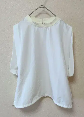 카란시엘 피브릴 새틴 드로스트 리브 슬리브리스 블라우스