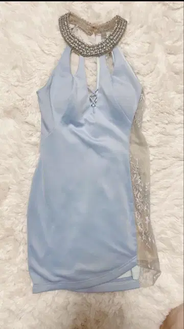 엔젤알 비쥬가 달린 하이넥 드레스