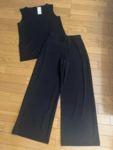 UNIQLO 크레이프 저지 슬리브리스 티셔츠 S & 스트레이트 팬츠 M