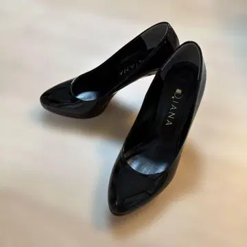 DIANA 레드 밑창 에나멜 펌프스