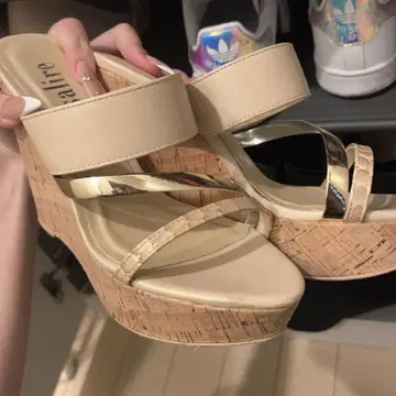 베이지 코르크 밑창 웨지 샌들