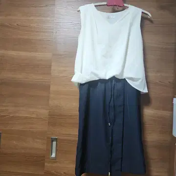화이트 V 넥 탑과 네이비 스커트 셋업