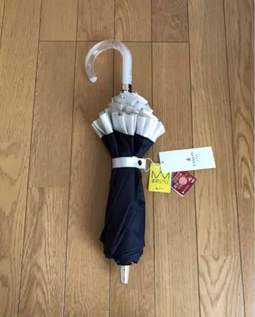 프릴이 달린 블랙 접이식 양산