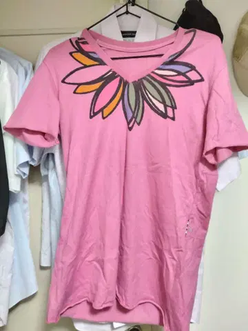핑크 꽃 모티브 T셔츠