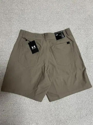 Under Armour 카키 숏팬츠