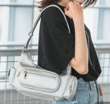글로벌 워크 실버 숄더백