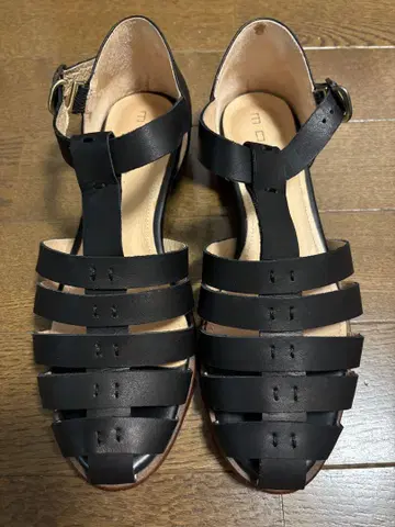MOHI 블랙 구르카 샌들