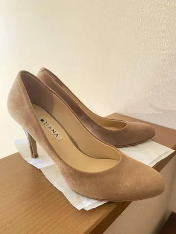 DIANA 베이지 스웨이드 펌프스 하이힐