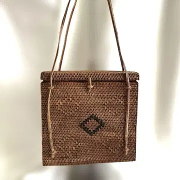 대나무 바구니 덮개가 있는 아타카고 백 발리 섬