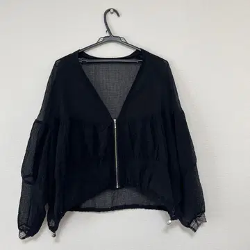 비침이 있는 블랙 벌룬 슬리브 자켓