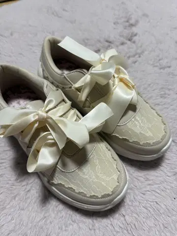 아오키 미사코 시마무라 콜라보 스니커즈