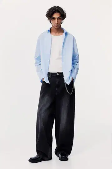 H&M 슈퍼 버기 데님, 엔도 마모루 착용