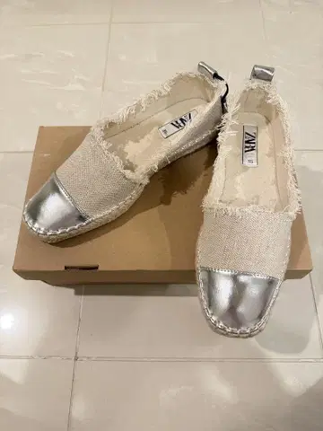 자라 에스파드리유 실버 캔버스 슬립온