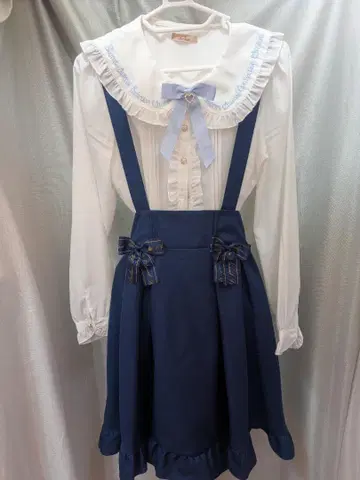 Amavel 프릴 블라우스 서스펜더 스커트
