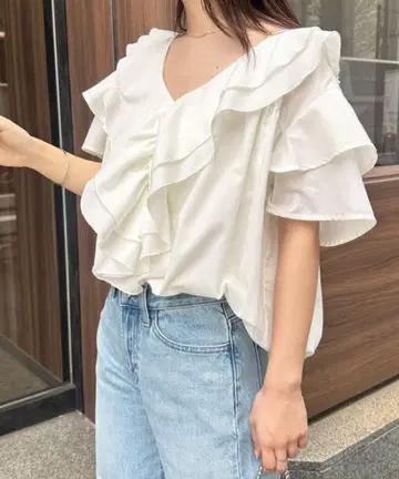 프릴 화이트 블라우스