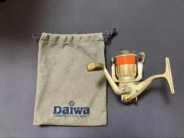 Daiwa 엠블럼x 1500C 낚시릴 오렌지 라인 수납 봉투 포함