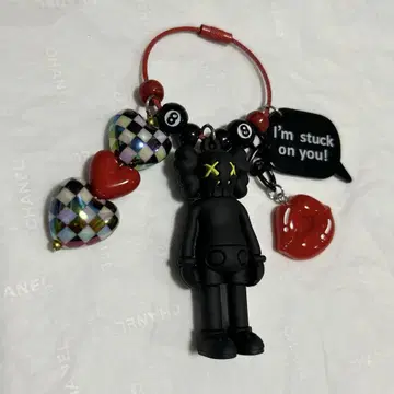 자라자라 키링 KAWS