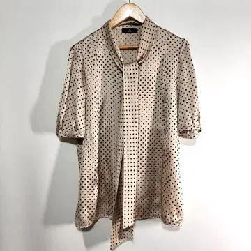 INED 베이지 도트 무늬 반팔 블라우스