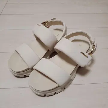 화이트 스트랩 통굽 샌들