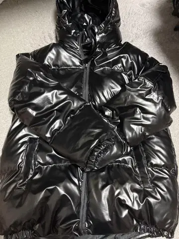 광택 블랙 다운 자켓
