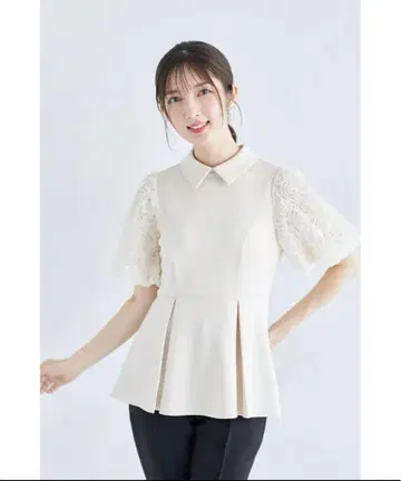 tocco 입체 플라워 슬리브 배색 칼라 부착 페플럼 본딩 탑