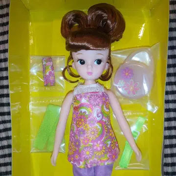 레트로 리카 본체와 팬츠만, 리카 인형