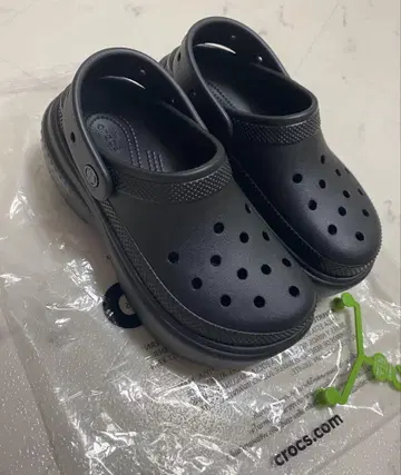Crocs 블랙 스톰프 크로그 M5W7
