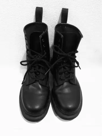 Dr. Martens 8홀 UK4 블랙 스티치