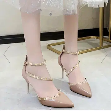 베이지 스터드 하이힐 샌들