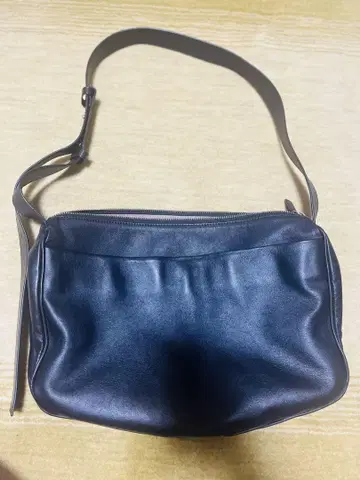 이아파피요네 스와로 바닥 숄더백 블랙